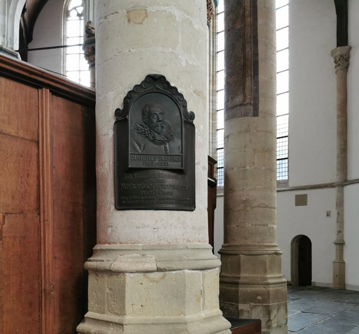 RembrandtsRoom's tweet photo. #Opdezedag in 1621 werd Jan Pieterszoon Sweelinck begraven in het familiegraf in Amsterdam's Oude Kerk, graf 99. Hij was de organist van de kerk, componist, en -blijkbaar- een fantastische zanger; dat laatste leverde hem de bijnaam "de Orpheus van Amsterdam" op. https://t.co/wOufBY84uE