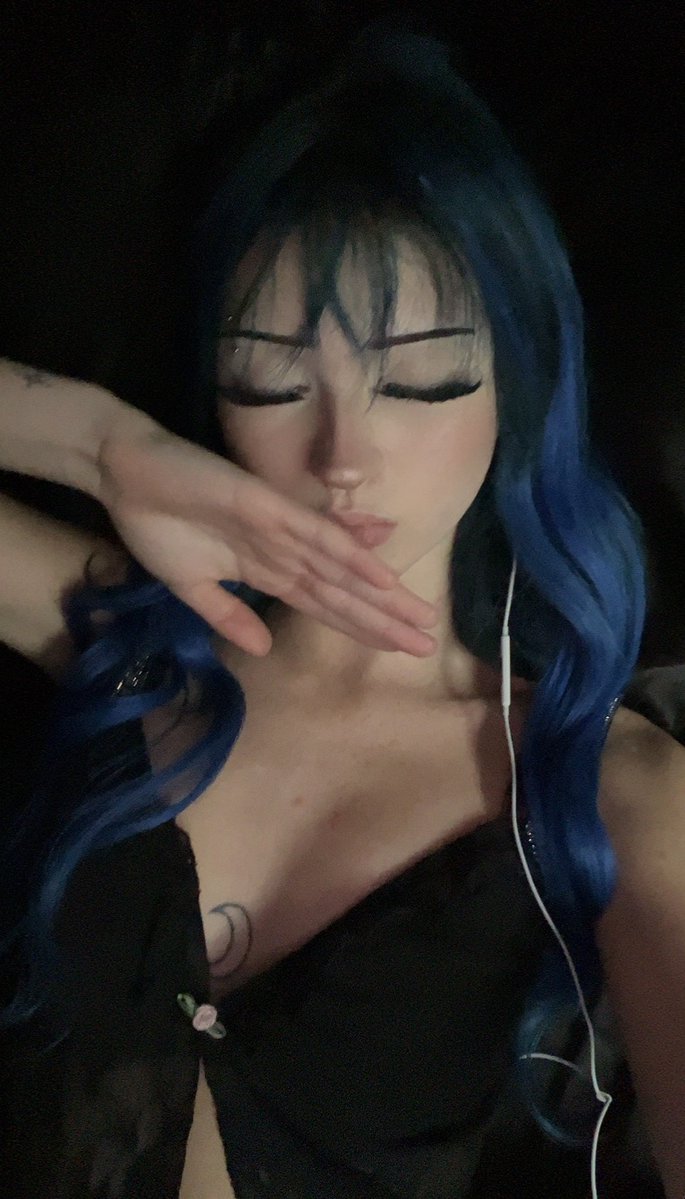 sugarrhexed's tweet photo. i need a shoulder to rest my head on 🦋 https://t.co/CpQ2NwczbV