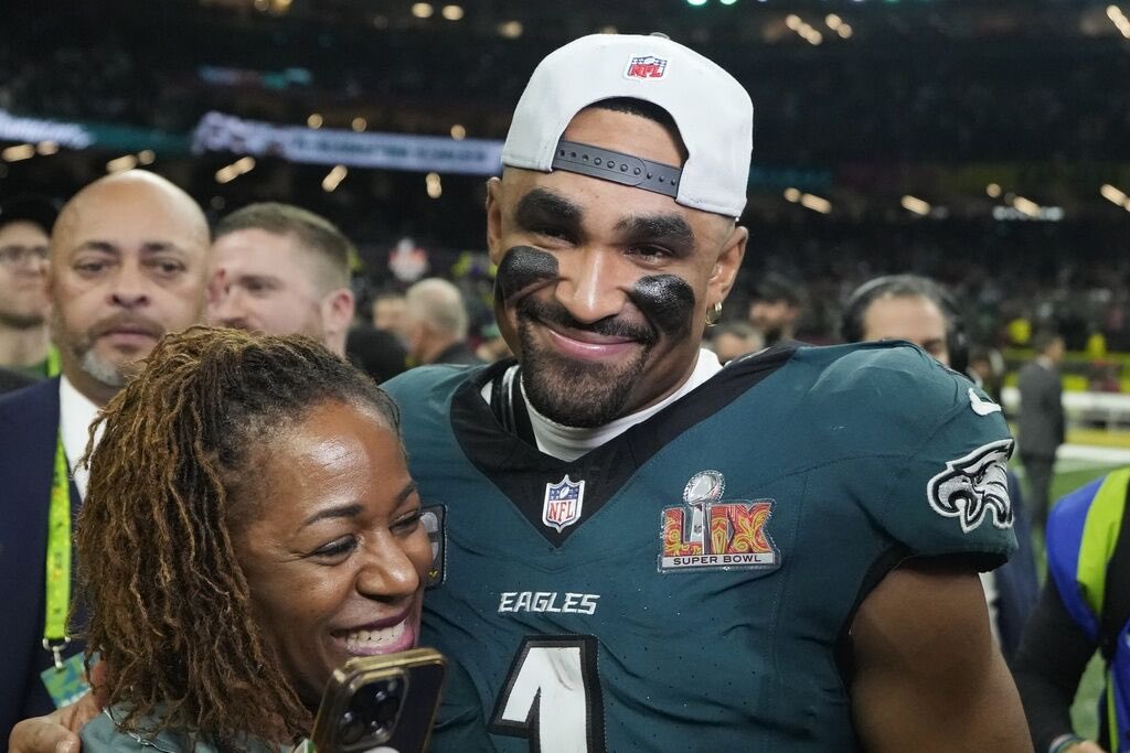 PHLEaglesNation's tweet photo. Pamela Hurts (Jalen’s Mom) via TikTok last night: “Just a reminder y’all.. Be grateful for where you are and what  you have, because your life can change in the blink of an eye. Be grateful. What are you grateful for?” https://t.co/Oy8tBBDJj3