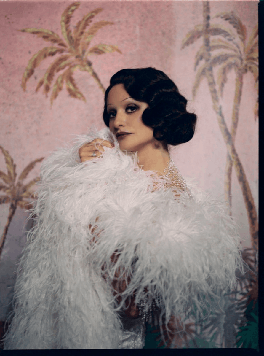 ElasticaFilms's tweet photo. "El travestismo es la fantasía de la posibilidad, y la guerra todo lo contrario".

Foto de Carla Oset.

#LaBolaNegra, ya en cines. https://t.co/1ztdfBcZvR