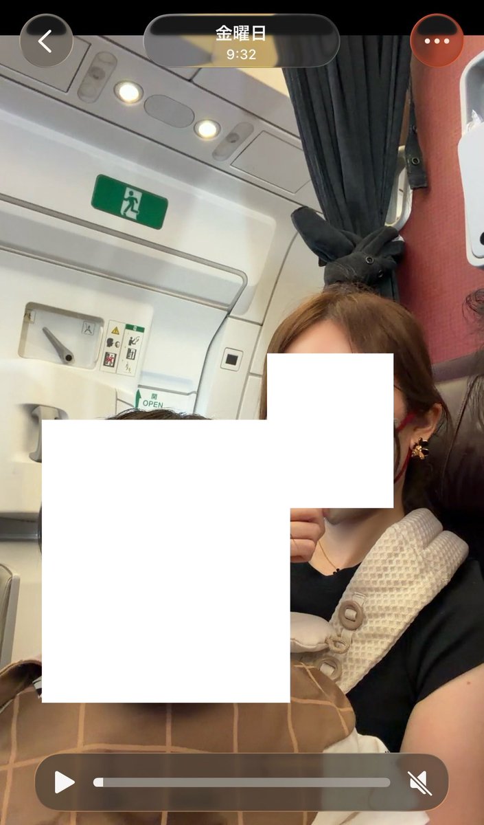 neneland_'s tweet photo. 【拡散希望・ピアスを探しています😭】

10/16のJAL905便（羽田→那覇）の機内で、ヴァンクリのピアスを片耳紛失してしまいました😭 写真を見ると9:32には付けていたのに、9:51には外れていたようです...。大きさは約2.5cmです。

3日前の10/13に香港で担当の方から入荷の連絡をいただき、受け取りに行ったばかりでした。

120万円もした大切なピアスなのに、たった1度着けただけで無くしてしまい、本当にショックで、情けない気持ちでいっぱいです…。

もしJAL905便の機内や那覇空港などで見つけてくださった方がいらっしゃいましたら、ご連絡いただけると嬉しいです😭

情報の拡散にもご協力いただけましたら幸いです。
よろしくお願いいたします😭🙏