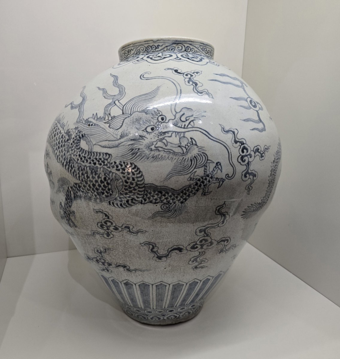 mirinae_culture's tweet photo. Polskie koleżanki i koledzy! To jest porcelana z okresu dynastii Joseon o nazwie Yongjun (용준). Jej nazwa oznacza „naczynie z wizerunkiem smoka”. 🐲

Smok wyciągający łapy zza chmur prezentuje się niezwykle dostojnie. Tego typu porcelana była używana podczas ceremonii królewskich do podawania alkoholu lub jako wazon na kwiaty, który stawiano tuż obok tronu