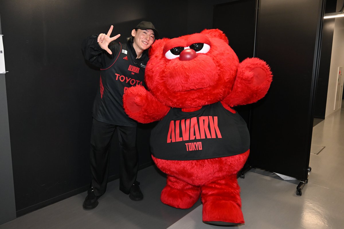 ALVARK_TOKYO's tweet photo. 初めましてとは思えないほど、息ぴったりだった2人🎤🐻

急遽決まったコラボパフォーマンスで会場は大盛り上がりでした✨
2人だからこそ生まれた特別なステージ！

ビッケブランカさん、ご来場ありがとうございました👏

@VickeBlanka @VickeStaff 
#アルバルク東京 #WEともに挑む https://t.co/BObTBmaqid