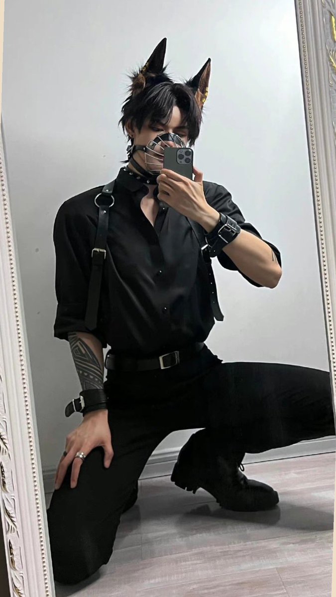 crimsonheirloom's tweet photo. dark alt style with devil horns, black harnesses, silver hardware, and a sleek all-black fit https://t.co/bofBcnnG6O