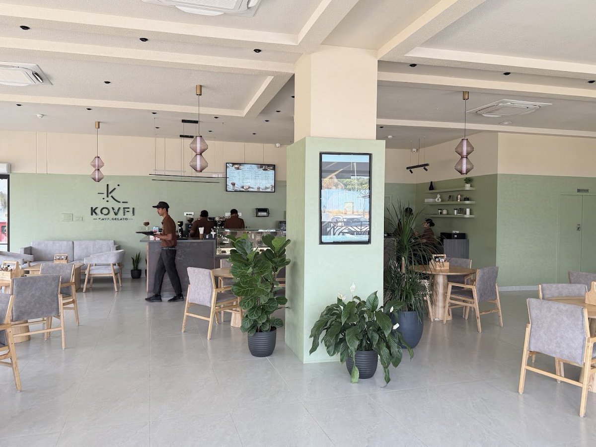 HydREGuide's tweet photo. New cafe, KOVFI, has opened on Mokila-Shankapally Road, just before Bluefin Villas.

The design is really good, and it looks like a decent investment has gone into the place. There also seems to be a full-sized restaurant and a sports arena planned at the back.

Pricing is a bit on the higher side, like most high-end cafes. Tried the classic cold coffee and Funghi Pizza, and both turned out really good.

This is actually a great fit for the Mokila villa crowd!