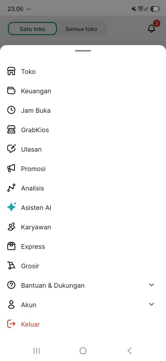 MediaKonsumenID's tweet photo. Seorang pemilik restoran mitra Grab menemukan menu “Pinjaman” di aplikasi Grab Merchant pada 16 Oktober 2026, tepat saat ia membutuhkan dana untuk merenovasi kiosnya. Namun saat diklik, aplikasi stuck dan kembali ke home screen. Ketika dibuka kembali, menu Pinjaman sudah tidak ada lagi. CS Grab Merchant tidak melakukan pengecekan dan hanya menyarankan restart jaringan serta ganti ponsel, yang tidak membantu sama sekali.