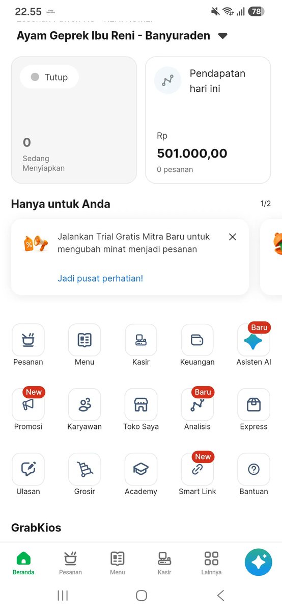 MediaKonsumenID's tweet photo. Seorang pemilik restoran mitra Grab menemukan menu “Pinjaman” di aplikasi Grab Merchant pada 16 Oktober 2026, tepat saat ia membutuhkan dana untuk merenovasi kiosnya. Namun saat diklik, aplikasi stuck dan kembali ke home screen. Ketika dibuka kembali, menu Pinjaman sudah tidak ada lagi. CS Grab Merchant tidak melakukan pengecekan dan hanya menyarankan restart jaringan serta ganti ponsel, yang tidak membantu sama sekali.