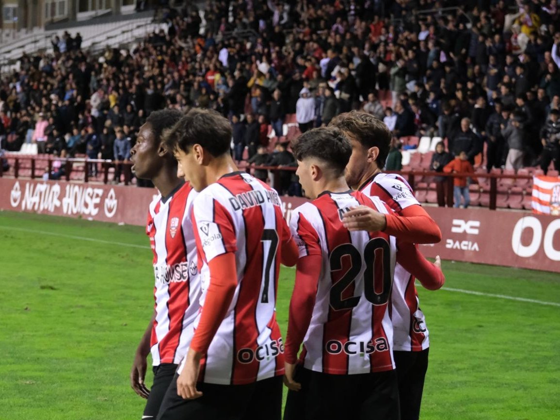 UDLogrones's tweet photo. 🌹 El primer gol de la temporada de Berto, tras una gran jugada coral y asistencia de Asenjo. https://t.co/tHQHQvSkcB