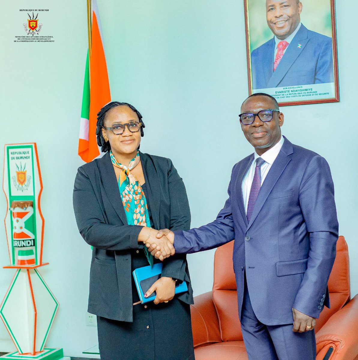 IntumwaNews's tweet photo. Une délégation de l’UNOCA en mission d’évaluation au #Burundi 

Le Secrétaire permanent chargé des Affaires étrangères et de la Coopération au développement, Sophonie Nitunga, a reçu en audience, le 19 octobre 2026 à Bujumbura, une délégation du Bureau régional des Nations Unies pour l’Afrique centrale (UNOCA), conduite par Celia Willianie Ngui Akendengue.

Cette mission vise à évaluer les progrès réalisés par le Burundi dans le cadre de sa présidence du Comité consultatif permanent des Nations Unies chargé des questions de sécurité en Afrique centrale, qu’il assure depuis mai 2026 et qui prendra fin en novembre prochain. Le thème retenu pour ce mandat est : « La prévention et la résolution pacifique des conflits ».

À cette occasion, Sophonie Nitunga a souligné que la paix, la stabilité et la sécurité prévalent au Burundi. 

De son côté, Celia Willianie Ngui Akendengue a remercié le gouvernement burundais pour l’accueil réservé à la délégation et les facilités accordées depuis son arrivée.
@MAEBurundi 
@BurundiGov 
@NtareHouse