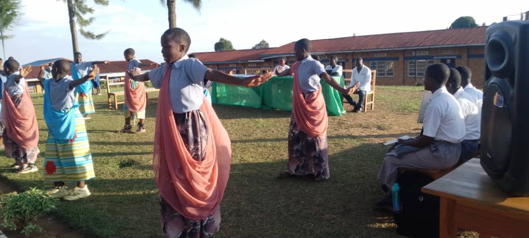 LCOYRWANDA26's tweet photo. GICUMBI | Youth Engagement for Climate Resilience

On 14 October 2026, 600 students and 20 teachers at GS Byumba EAR Primary and Secondary School participated in an LCOY Rwanda 2026 district dialogue on “Climate-Smart Gicumbi: Agroforestry and Sustainable Agriculture for Erosion Control.”

Led by presenter Christophore Nizeyumpatse, the two-hour session highlighted the importance of protecting soil, water and forests, while promoting agroforestry, sustainable farming and youth-led environmental action.

The dialogue also included a visit to the school’s environmental club, where members identified priorities including fruit tree seeds, watering cans and a learning visit to Rugezi.
@LCOYRwanda @ARCOSNetwork @EnvironmentRwanda @RwandaForestry  @Rwandapolice @FAORwanda @IUCN @Agirite @BezosEarthFund @GanzAfrica @RYAF_Rwanda @ImpactTeamKigali @WorldFoodForum @ConservationLeaders @RYGN

#LCOYRwanda2026 #ClimateResilience #YouthClimateAction