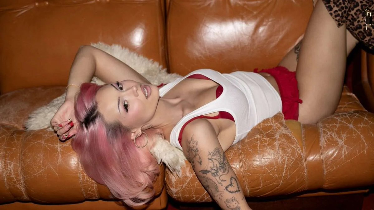 SnowbunnyTalia's tweet photo. Might be time to change the couch https://t.co/xiNqD9IaIQ