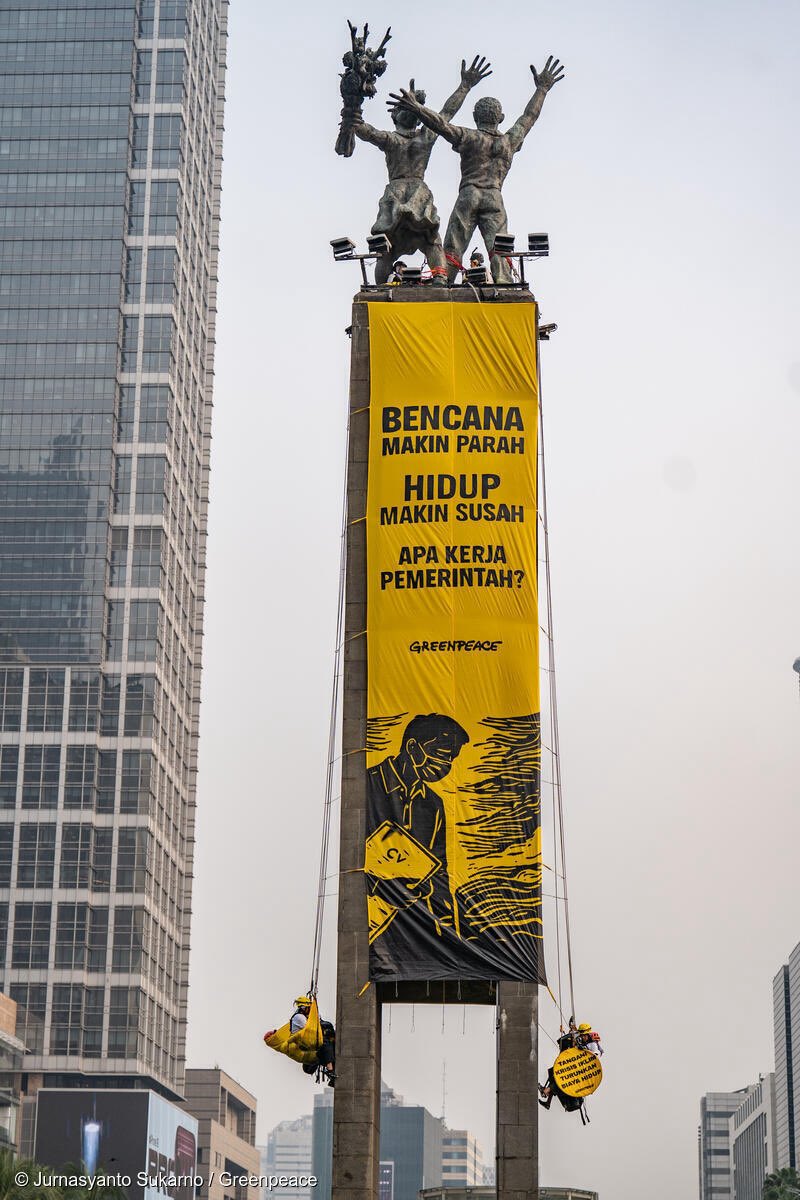 GreenpeaceID's tweet photo. Dua tahun pemerintahan Prabowo-Gibran, bencana makin parah, biaya hidup makin mahal. 

Dari banjir, karhutla, sampai cuaca ekstrem, krisis iklim makin terasa di kehidupan sehari-hari. Tapi, apa kerja pemerintah? https://t.co/o2kk4pTdmF