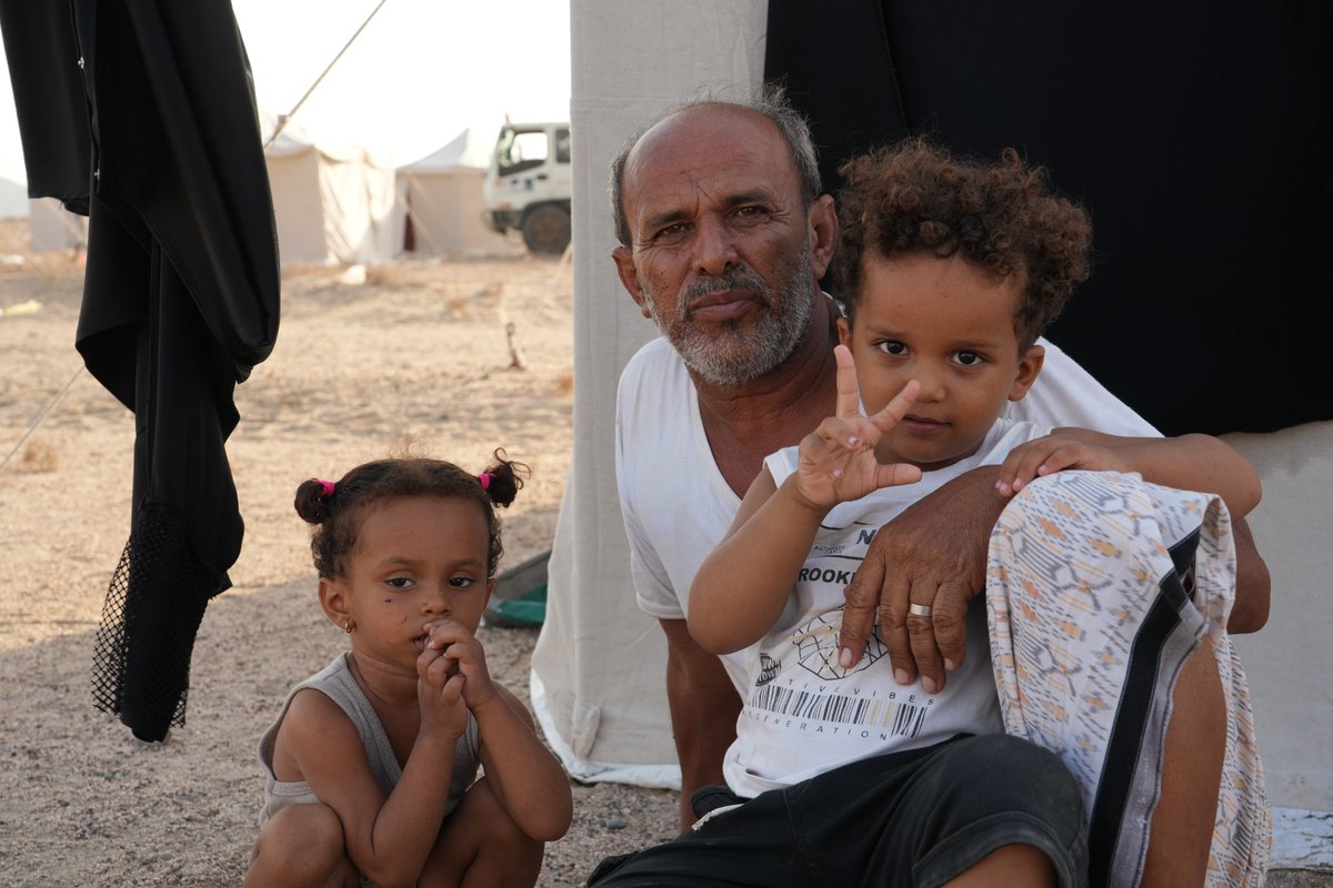 eACNUR's tweet photo. Mukhatar nunca imaginó que tendría que huir. Durante siete años construyó una vida en Bab al-Mandab, Yemen, ganándose el sustento vendiendo barcos de pesca. Todo cambió cuando la violencia volvió a acercarse a su comunidad. #Yemen https://t.co/1ajC4fUbJd