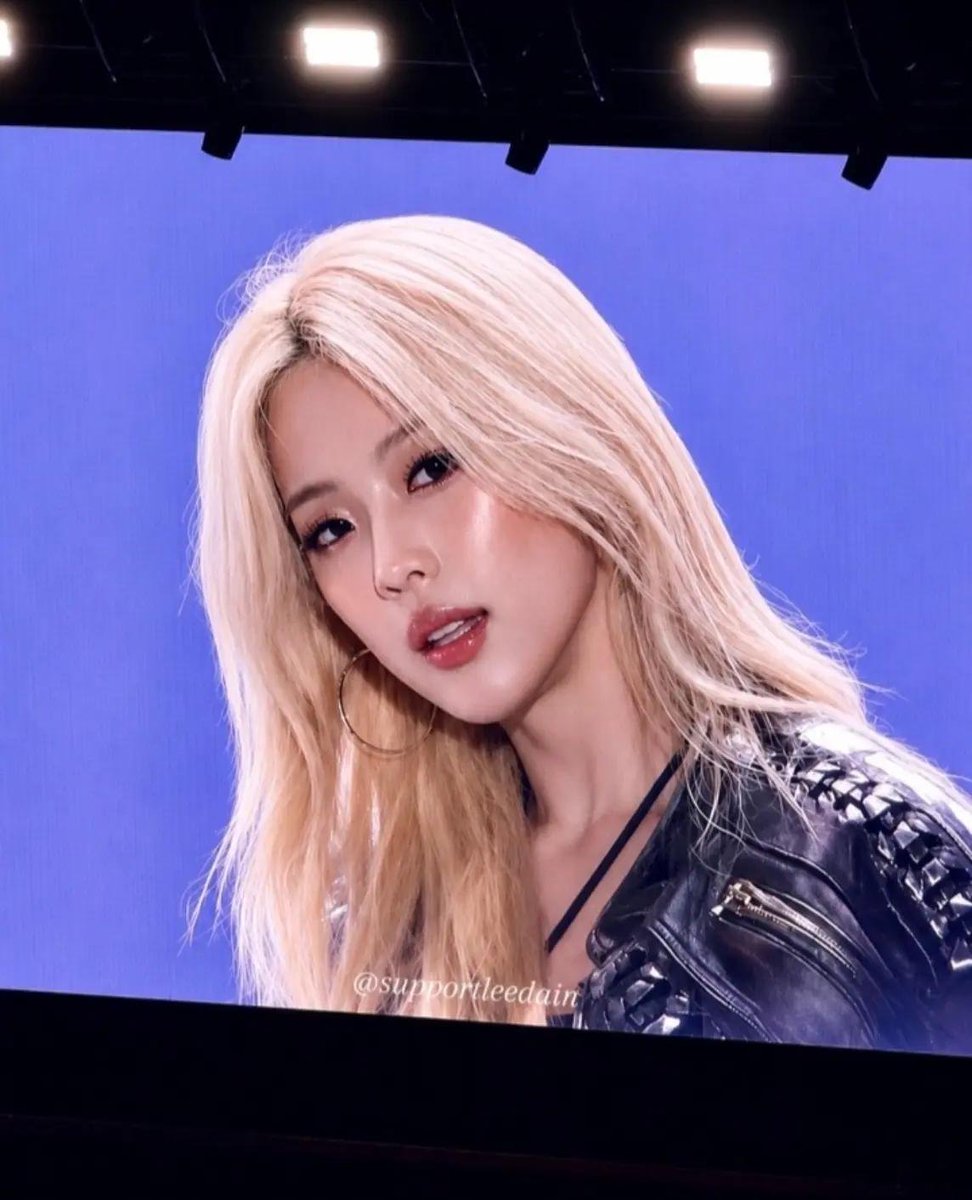 Miass_22's tweet photo. รุกะบนจอใหญ่อ่ะ😭😭 สวยเฟียสหรือจะสวยหวาน ก็สวยจนอยากกราบ ยอมวิชวลนี้🧎‍♀️

#RUKA #루카 #BABYMONSTER https://t.co/kcKRXO1mM8