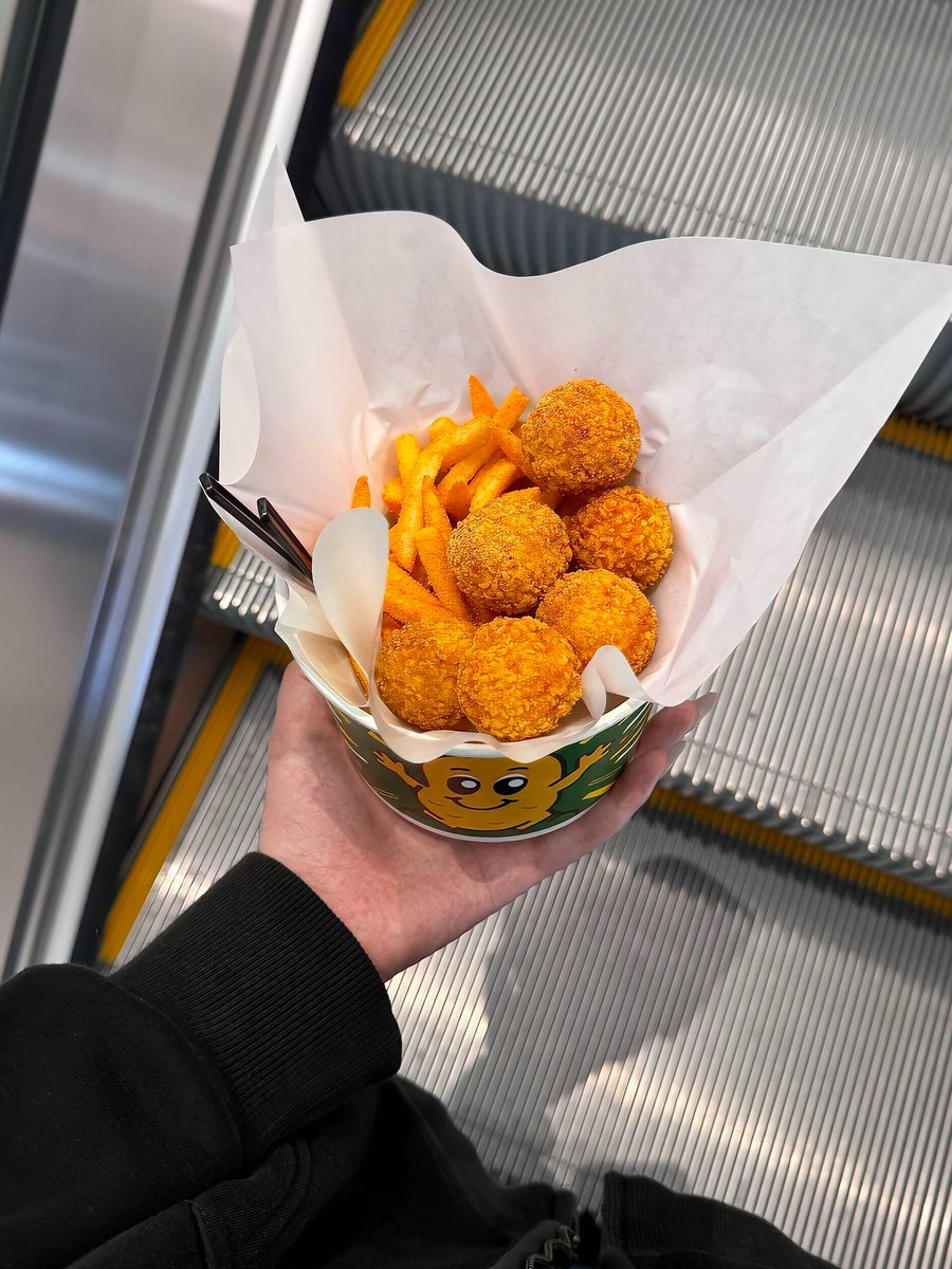 ElaraVeridian6's tweet photo. Catch a handful of warm happiness. #SnackTime https://t.co/vDrVGOW25Q