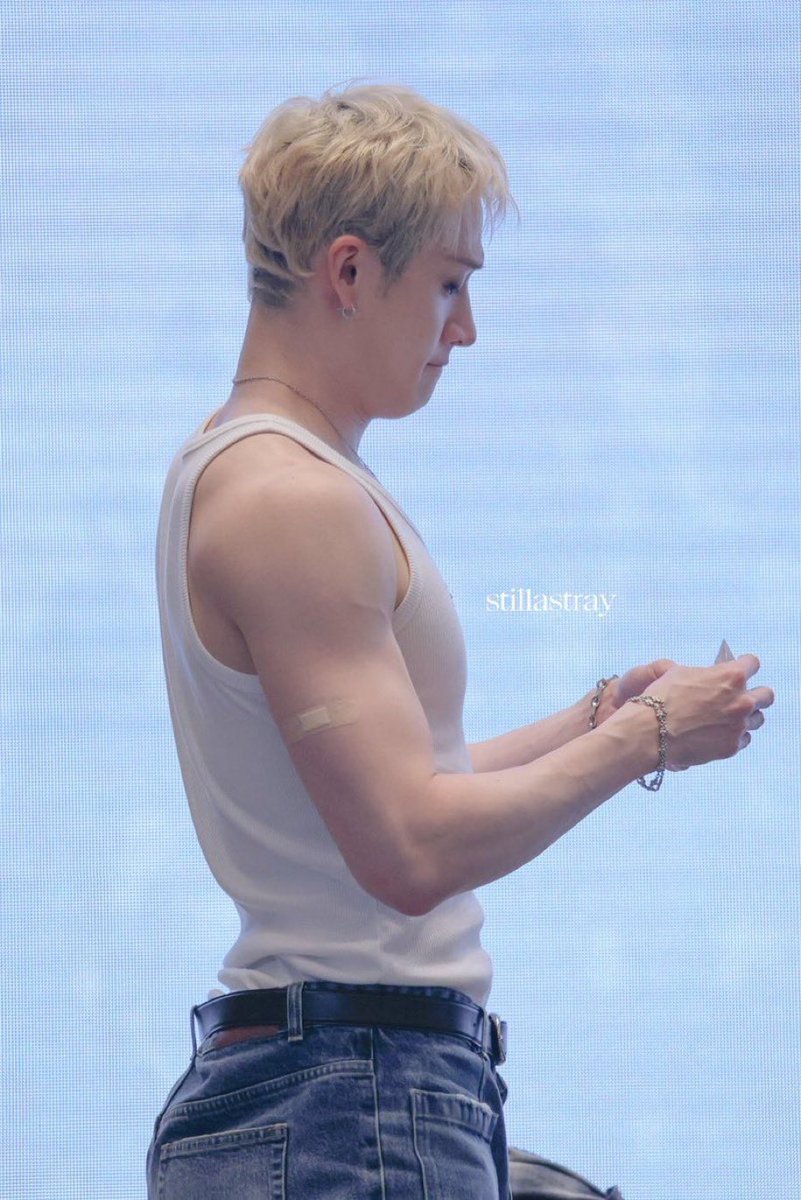 channieverses's tweet photo. the arch of his back and the size of his butt IM SO SICK https://t.co/Fdm2Q6uCTs