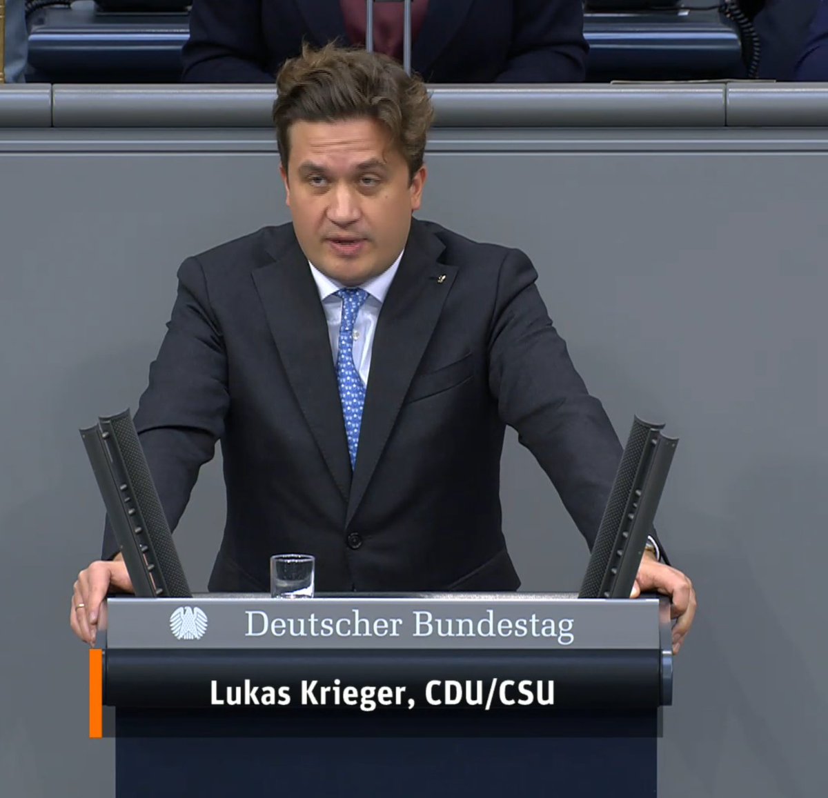 krawattenzwang's tweet photo. Gegenüber den Ampel-Jahren wirkt der Plenarsaal wieder konservativer und ordentlicher auf der CDU/CSU-Seite. Kein Wunder: Die “jungen Wilden” kamen erst 2025. Nach der Wahlniederlage 2021 zogen überwiegend altgediente Abgeordnete ein. https://t.co/AU8UNb2EIL