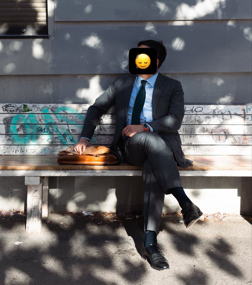 krawattenzwang's tweet photo. Ich besitze selbst Hermès und Ferragamo und trage sie gern. Am Ende greife ich aber meistens zu Madder-Seide oder Repp. Matt statt Glanz, Charakter statt Logo. https://t.co/liEHx1jN6J