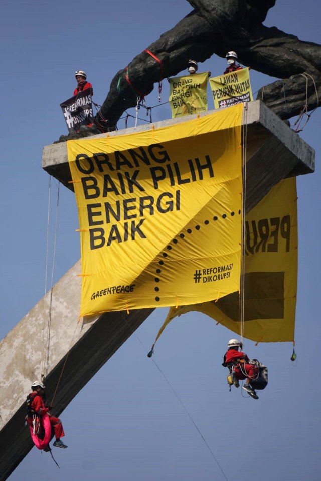 zalkad's tweet photo. Kalau masih ingat, aksi Greenpeace seperti ini pertama kali dilakukan pada 23 Oktober 2019 di dua tempat secara bersamaan.

Di Patung Pancoran (Patung Dirgantara) 5 orang dan di Patung Selamat Datang (Bundaran HI) 5 orang.

Aksi ini sengaja bertepatan dengan momen pelantikan kabinet pemerintahan kedua Jokowi-Ma'ruf.