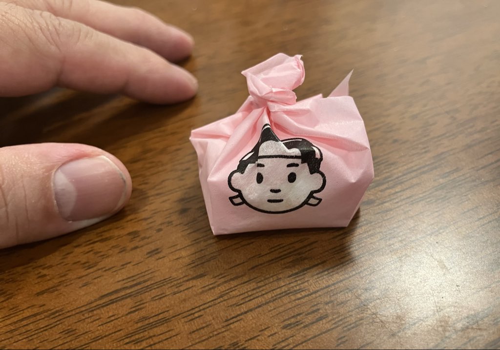 extremeironista's tweet photo. やたらと可愛い和菓子を頂いた。岡山にある廣栄堂武田の代表的和菓子「きびだんご」だそうです。この会社、安政3年創業だって。すげーな。安政3年を調べたら、まだアメリカの仮公使館が伊豆の下田の寺に出来た時代だぜ。ちなみにデザインは桃太郎だけでなく、サルとかもあり全部可愛いのでした。 https://t.co/kvRm63FtbS