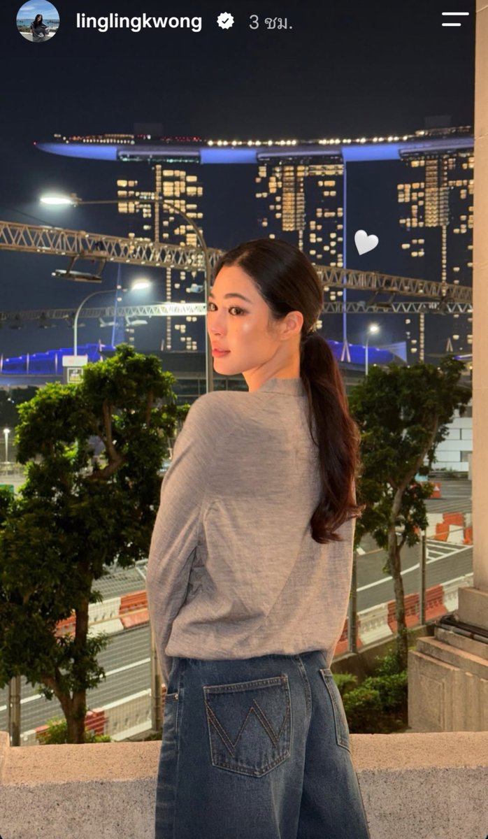 labelleling1's tweet photo. ไลฟ์คุณหลิง มี2อัน เกิดจากการจะลงสตอรี่แต่ดันไปกดไลฟ์สดแทน 
-กลับมาไทยแล้วทำงานต่อ
-คอนจัดทุกอาทิตย์ไม่ไหวน้าสำหรับคนอิโทรเวิตมันยากนะเว้ย ใส่สุดแล้วอ่ะ
-เมื่อคืนก็อยู่กับต้น(ช่างแต่งหน้า)พรุ่งนี้ก็เจออีก(งานher hyness)
-นานๆจะมาไลฟ์และก็พูดถึงพีพี(ภาษาจีน)
แอลลี่ทำชุด40กว่าชุดแค่หลิงออมก็40ทำให้คนอื่นด้วย คอนนี้เปลี่ยนชุดเยอะมากเท่าที่ร่วมงานมา คอนเสิร์ตหลิงออมเพลงเยอะที่สุดและเปลี่ยนชุดเยอะ
-ตอนนี้หลิงอยากได้ประตูโดเรม่อน ว๊าปไปไหนก็ได้
-เมื่อคืนไปสิงคโปร์ฟิวกู๊ดมากห้องใหญ่วิวดี เห็นตึกเรือ3ตึก (Marina bay sands)
-เจอกันพรุ่งนี้งานher hynessดูแลสุขภาพตัวเองด้วยน้า