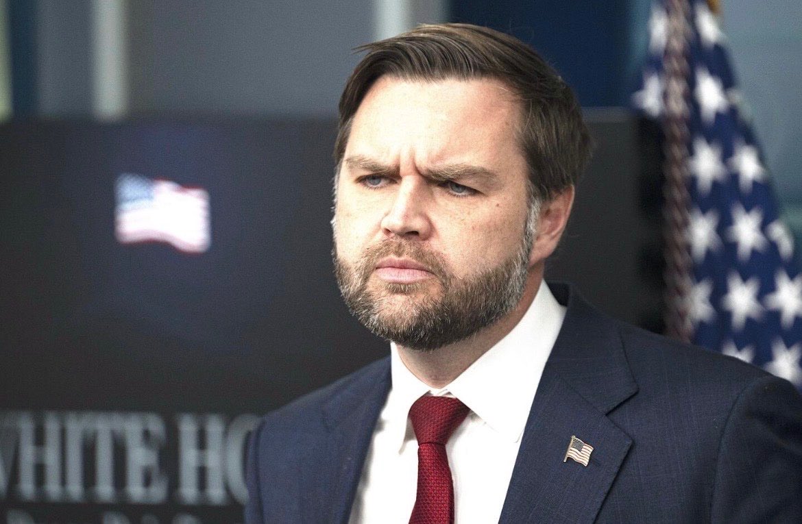 LPX2019's tweet photo. 🚨🇺🇸🇮🇱 万斯与川普的立场出现分歧，拒绝表态支持内塔尼亚胡

在川普总统给予内塔尼亚胡“完全且彻底的支持”仅24小时后，副总统JD·万斯（JD Vance）拒绝支持这一做法。

众所周知，在前著名电视主持人卡尔森公开支持伊斯兰原教旨主义并且坚决反对以色列和攻击川普后，万斯依然与卡尔森保持关系，拒绝谴责卡尔森。

万斯明确表示：“我既不是反对支持他（内塔尼亚胡），也不是支持他。我不会介入以色列的选举。”

他表示，自己的政治重心依然放在即将到来的美国中期选举上——尽管他今年早些时候曾亲自为匈牙利前总理维克托·欧尔班（Viktor Orbán）助选。

这位副总统声称，尽管他口头上并不反对内塔尼亚胡，但其立场与川普那种明确且公开的支持态度差距甚大。