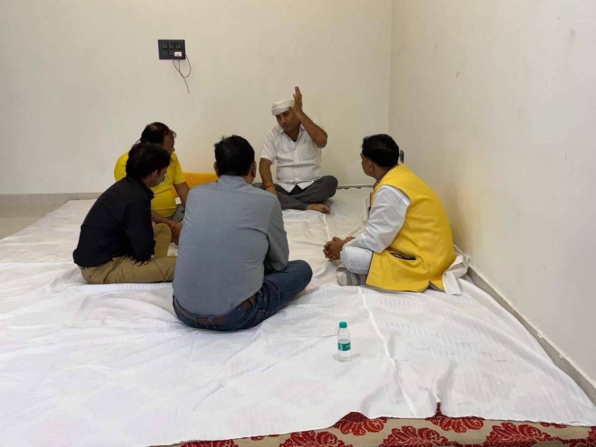mumbaisandhya's tweet photo. NREC कॉलेज के छात्र संघ के अध्यक्ष रहे आदरणीय श्री मनोज शर्मा जी की पूज्य माता जी का निधन हो गया।

भाजपा नेता मुकेश कुमार मासूम उनके आवास पर सादर श्रद्धांजलि देने पहुंचें 
ईश्वर माता जी को अपने श्री चरणों में स्थान दें 

#highlightseveryone #hilights #follower #Hilighteveryone https://t.co/ZS90LtB3uh