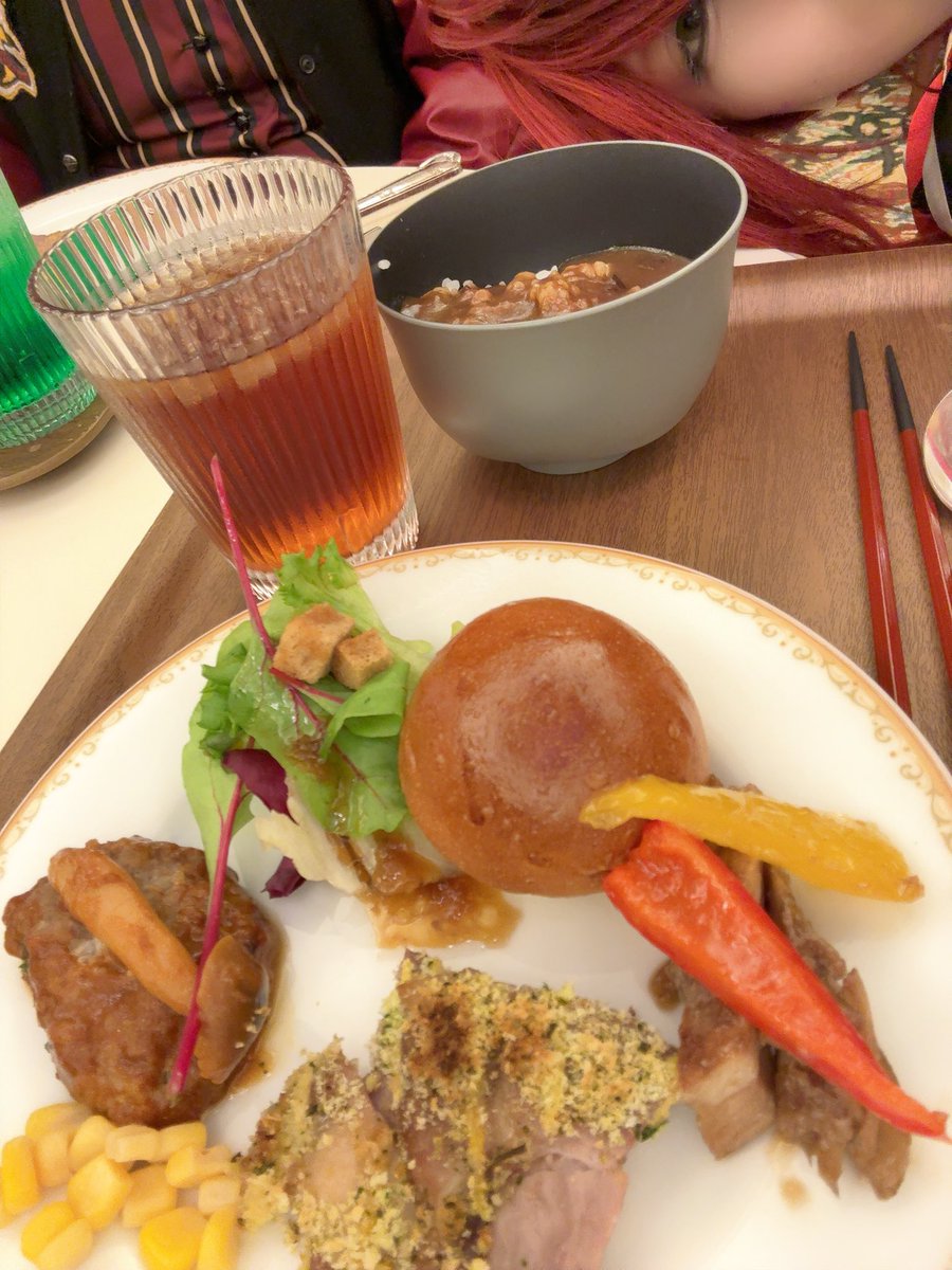 SakiUV7's tweet photo. どうしても自撮りでビュッフェと一緒に写りたくて人間辞めようとしてる

#Dハロ2026 https://t.co/ugNNg4tmHW