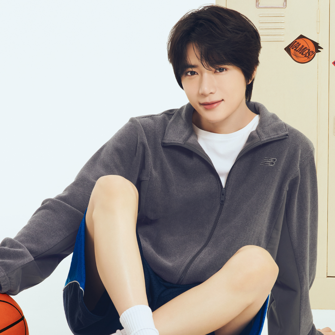 ABCMART_INFO's tweet photo. Always better Together.
一緒にいよう。一緒に着よう。

BEOMGYUさんが着こなす、ニューバランスのフリースジャケット🖤
落ち着いたグレーと、ほどよくゆとりのあるシルエットが印象的な一着。
やわらかなフリース素材が、見た目にもあたたかみをプラスします✨
どこか懐かしさを感じるスポーティーなデザインも魅力。
ショートパンツやスニーカーと合わせることで、軽快でアクティブなスタイリングに。
普段のお出かけにも気軽に取り入れやすいアイテムです。
アクティブに過ごす日も、いつもの日常も、自分らしいスタイルで。
ニューバランスのアパレルを、
ぜひお近くのABC-MARTでチェックしてみてください🛍️✨
👉ABC-MART
https://t.co/REo181uJJk
👉ABC-MART GRAND STAGE
https://t.co/2InAG3THCN

@TXT_bighit_jp 

#TXT #TOMORROW_X_TOGETHER #newbalance #abcmart