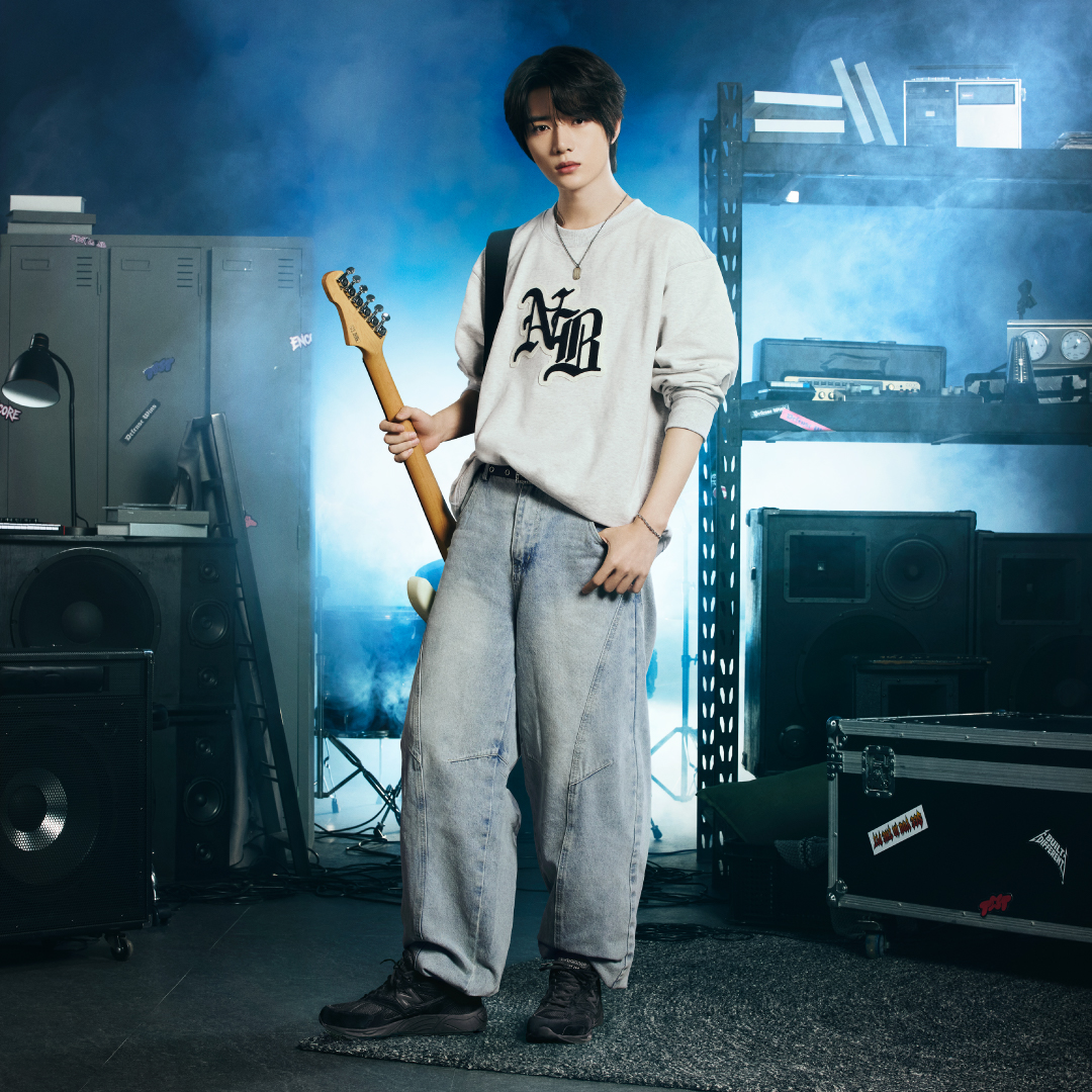 ABCMART_INFO's tweet photo. Always better Together.
一緒にいよう。一緒に着よう。

BEOMGYUさんが着こなす、ニューバランスのスウェット🩶

胸元の大きなNBロゴが目を引く、クラシックな雰囲気のスウェット。
スポーティーなデザインを、ゆったりとしたシルエットで今っぽく楽しめる一枚です✨
やわらかな着心地で、普段のお出かけにも取り入れやすいのがポイント。明るいカラーのデニムと合わせれば、重くなりすぎず、カジュアルで軽やかなスタイリングに。

ニューバランスのアパレルを、ぜひABC-MART GRAND STAGEでチェックしてみてください🛍️

👉ABC-MART
https://t.co/REo181uJJk
👉ABC-MART GRAND STAGE
https://t.co/2InAG3THCN

@TXT_bighit_jp 

#TXT #TOMORROW_X_TOGETHER #newbalance #abcmart