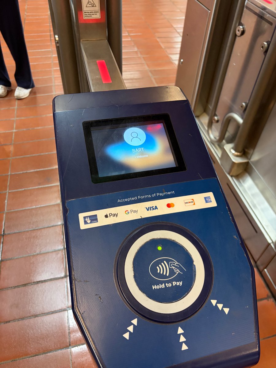 itsclivetime's tweet photo. bart terminals run on … windows 10? https://t.co/LwZkbtFK9w