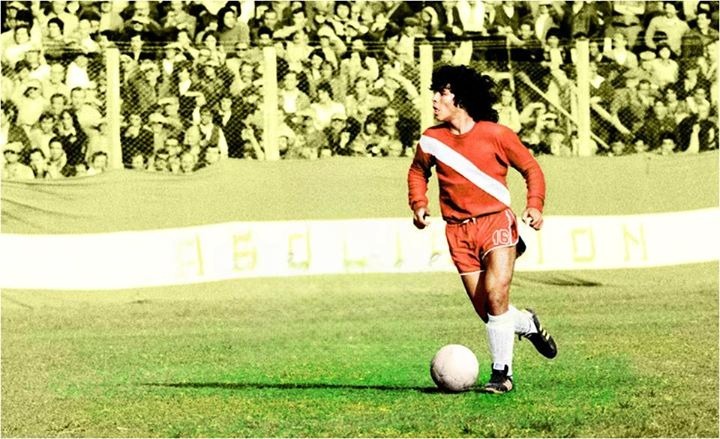 Diego10Querido's tweet photo. Hace 50 años debutaba Diego de manera profesional. Nada volvería a ser igual para el fútbol ni para sus amantes. Ni hablar de la vida de ese niño que entraba en la adolescencia y empezaba a quemar etapas en forma vertiginosa.  Sale hilo sobre aquella jornada histórica. https://t.co/usErAsAd06