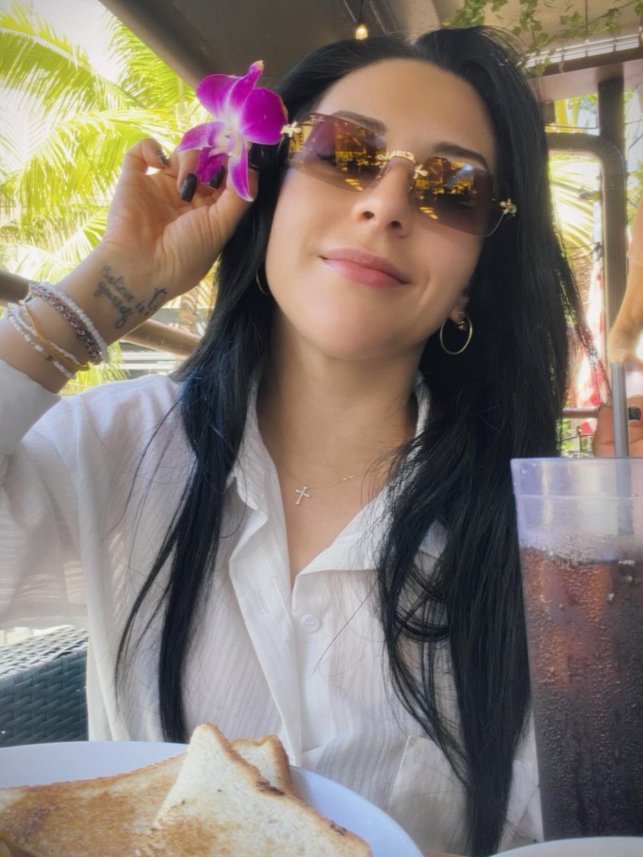 MamiVaquer's tweet photo. I can be cute too 😌💞🌺 https://t.co/aqkxOPSprw