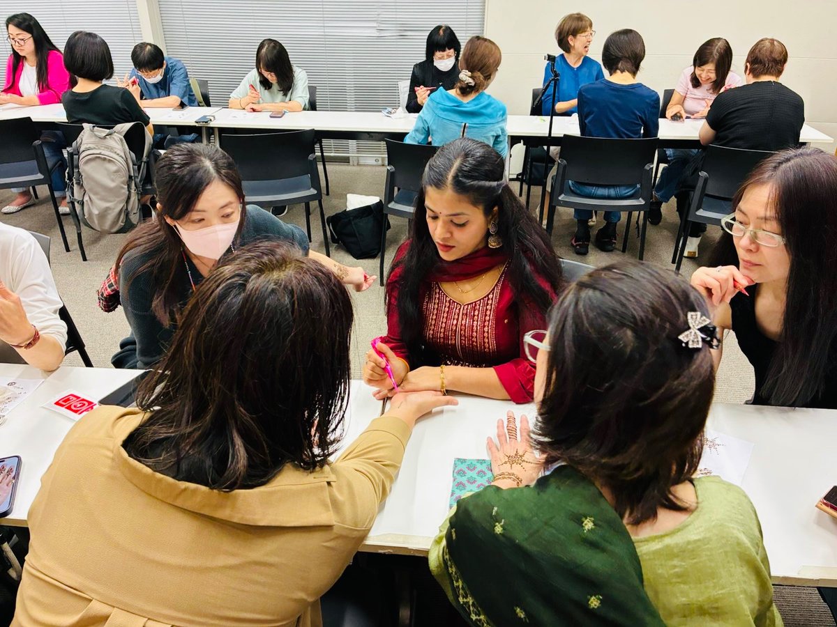 ICCR_Japan's tweet photo. VCCでインドの伝統文化に触れるひととき！🇮🇳

VCC東京のメヘンディ・ワークショップでは、参加者の皆さんがヘナを使った伝統的な模様の描き方を学び、美しいデザインづくりに挑戦しました。

インド文化を楽しく体験する、素敵なひとときとなりました！

#メヘンディ #インド文化 https://t.co/8PCURyiJ94