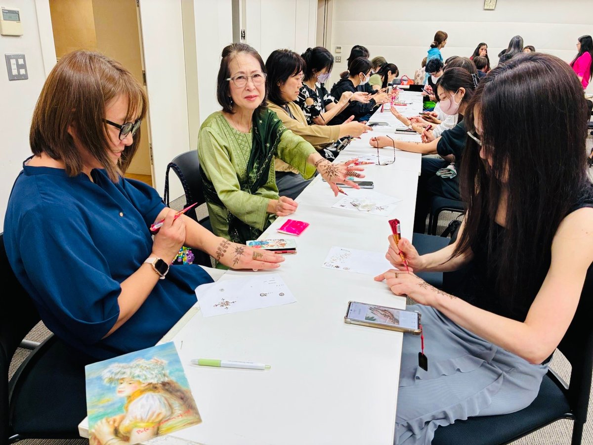 ICCR_Japan's tweet photo. VCCでインドの伝統文化に触れるひととき！🇮🇳

VCC東京のメヘンディ・ワークショップでは、参加者の皆さんがヘナを使った伝統的な模様の描き方を学び、美しいデザインづくりに挑戦しました。

インド文化を楽しく体験する、素敵なひとときとなりました！

#メヘンディ #インド文化 https://t.co/8PCURyiJ94
