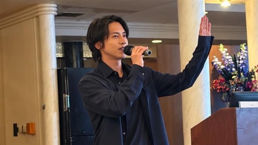 Xandassociates's tweet photo. อุ๊ยตกใจ! ยามะพีโผล่เซอร์ไพรส์แฟนคลับ หลังจัดเลี้ยงอาหารกลางวันบนเรือสำราญ แต่แจ้งว่าเจ้าตัวจะไม่มา

นักแสดงและนักร้อง Yamashita Tomohisa ที่จัดกิจกรรมพิเศษฉลองครบรอบการอยู่ในวงการครบ 30 ปี จัดเลี้ยงอาหารกลางวันให้กับ FC แทนคำขอบคุณ โดยสุ่มแฟนคลับจำนวน 300 คน มารับประทานอาหารกลางวัน บนเรือสำราญฟรีความยาว 2 ชม. โดยแจ้งว่างานดังกล่าวตัวเขาจะไม่ไปร่วมด้วย

แต่เมื่อถึงวันงานเมื่อวันที่ 15 ตุลาคม เขากลับเซอร์ไพรส์แอบขึ้นเรือไปเจอกับแฟนๆ ในแต่ละห้อง สร้างความตกใจให้กับแฟนๆ 

Yamashita เปิดเผยพร้อมรอยยิ้มว่า "มันกลายเป็ยเซอร์ไพรส์ที่ยิ่งใหญ่ ทุกคนดูมีความสุข และผมยินดีจริงๆที่ได้เห็นแฟนๆสานสัมพันธ์กันบนเรือ" 

"ผมรักทะเล ดังนั้นผมเลยคิดว่าล่องเรือสำราญน่าจะเป็นสิ่งดี" "แทนที่จะซื้อรถใหม่ให้กับตัวเอง ผมอยากตอบแทนบางอย่างกลับไปให้ทุกคน สิ่งนี้ผมออกค่าใช้จ่ายเองทั้งหมด" เขาเปิดเผย