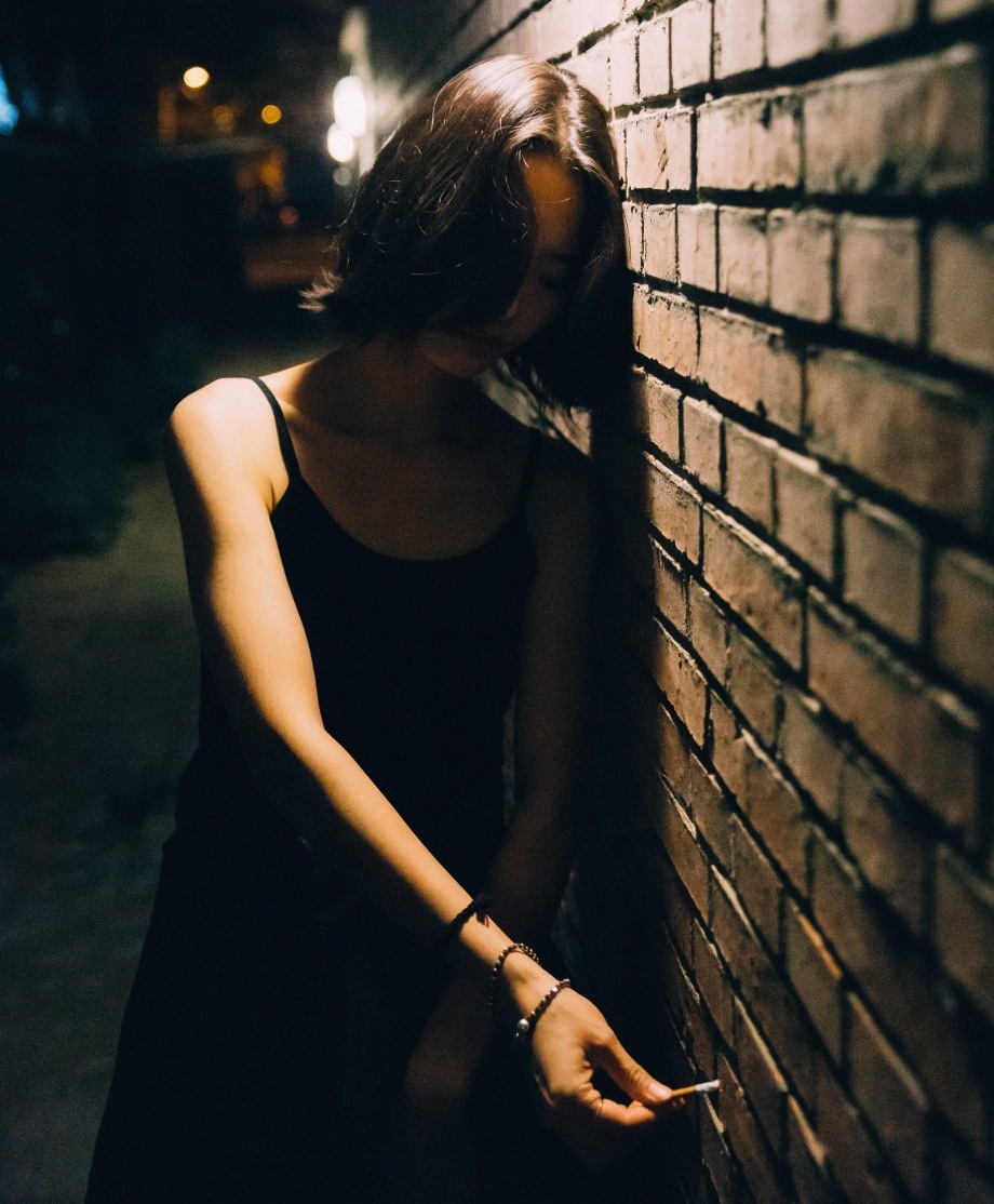 syker80's tweet photo. [夜の路地で、煙をくむ若い女性の姿。身にまとうのは裾の長いスカート。]， https://t.co/OKsZPBkHeE