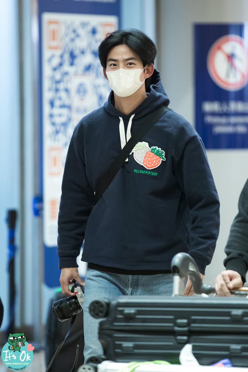 JessieTaec's tweet photo. 【≮It's Ok≯20261016 Beijing Capital Airport 도착 @taeccool 】진짜 대학생 같아요~늙지 않아!!! ㅋㅋㅋ 다음에 또 봐요❤️ 
 #택연 #TAECYEON https://t.co/BG8GnlXUxt