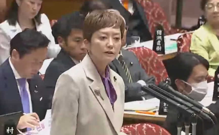 shirasaka_k's tweet photo. いのちの党・奥田ふみよ参議院議員の国会質問を見た。
まず驚愕したのは、自衛隊に関する基本的な知識や理解が十分に備わっているのか、かなり疑わしい質問内容だ。
──さらに驚いたのは、その言葉遣いである。
国会の場で「えなにそれ？」を連発する姿があまりに痛い･･･この方は国会議員として以前に、社会人として求められる基本的な礼節を、どう認識しているのかと疑いたくなる。

しかも、そのような質問や言葉遣いを披露した本人が、国会で「大人の政党」に言及するとは、一体何のブラックジョークなのかと失笑した。

本当に、この方は国会議員なのか？
──脱力し、完全に言葉を失った。

※奥田ふみよ氏の登場は (6:52:26) あたりから
https://t.co/w69qfNoBUd