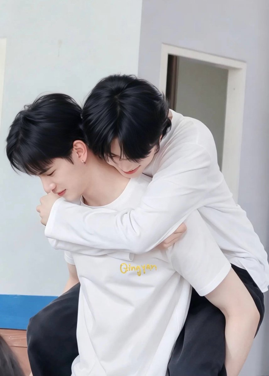 qingyan214's tweet photo. Aren’t these shoulders sturdy enough for him? 🤭🤭

#LatteKim https://t.co/hTkzd52piF