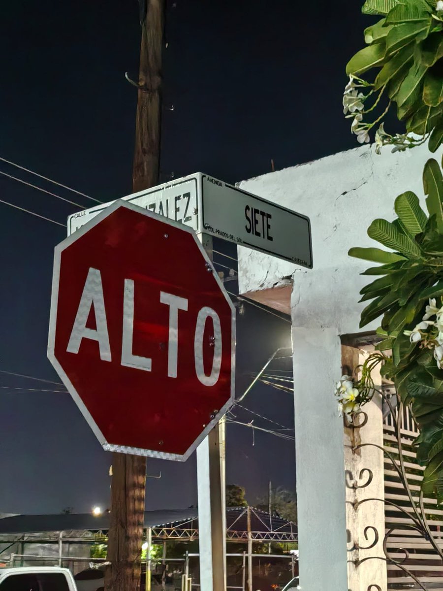 aguahermosillo's tweet photo. @cafedetalega @kunfupanda2 @tonoastiazaran @barrio_voz @HermosilloGob @Edgarmolinas @RadioLaH893FM @pattyruibal @ForoCuatroTV @GildardoReal Buenas noches Francisco le informamos que afinamos en atención a su reporte y no se encontró escurrimiento en el área indicada. Gracias https://t.co/oweX3RGAYR