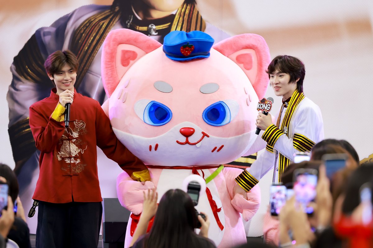 mycjxxiii's tweet photo. ยังจะมาเถียงอีกว่าไม่ได้หน้าเหมือนDad ทั้งหมดนี้มีแค่หมวกรูปสตอเบอรี่เท่านั้นที่เหมือนน้องก้อง อันนี้ Dad 99.99% https://t.co/yPVMMMx9Lt