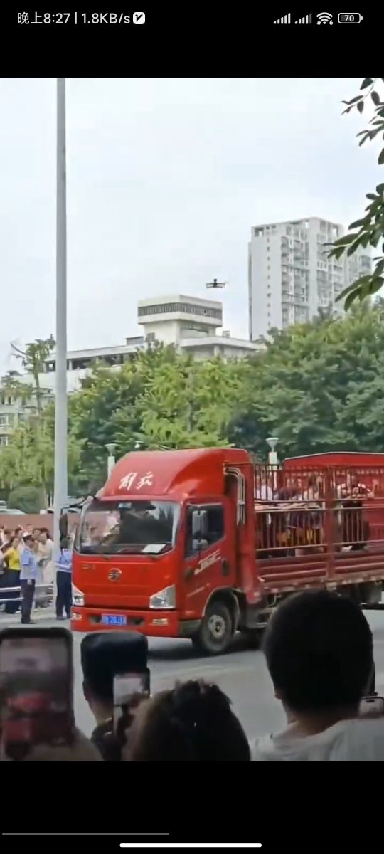 arestavirio's tweet photo. @AikensCeda4163 @Jiroklomp @kinglinzhuhui 百姓跪在地上求饶还被一秒6棍，请问此时共产党眼里的这些是人还是支那猪呢🤣
完了不会给你的支脑整代码冲突了吧🤣

多说无益，党的运支车已经为你准备好了，快上车 https://t.co/LMz8LjDFk4