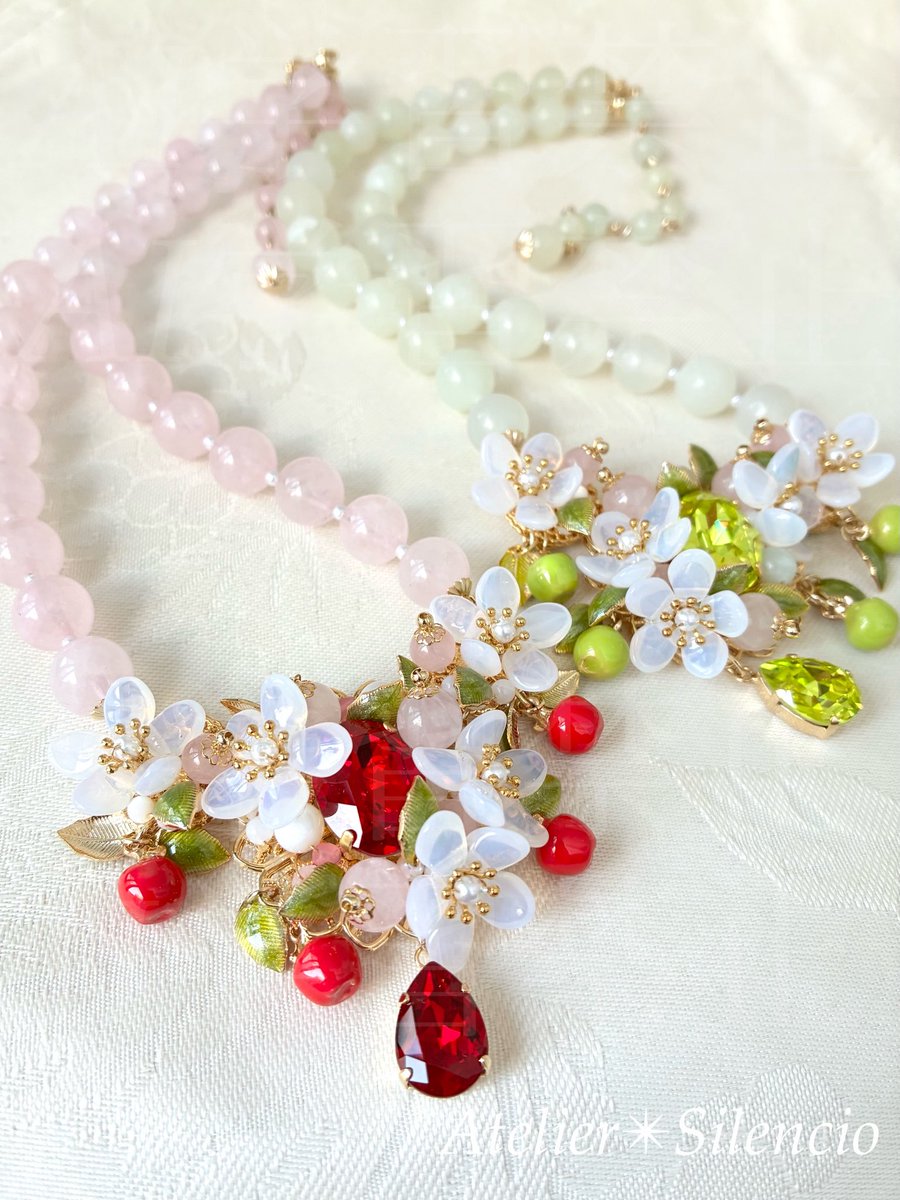 A_Silencio_'s tweet photo. 企画展参加させていただきます✨

ゴシックやアンティーク、自然の花々などをモチーフにコスチュームジュエリーを製作しています🌹

@Lupopo_cafe https://t.co/wMYjmOO01v