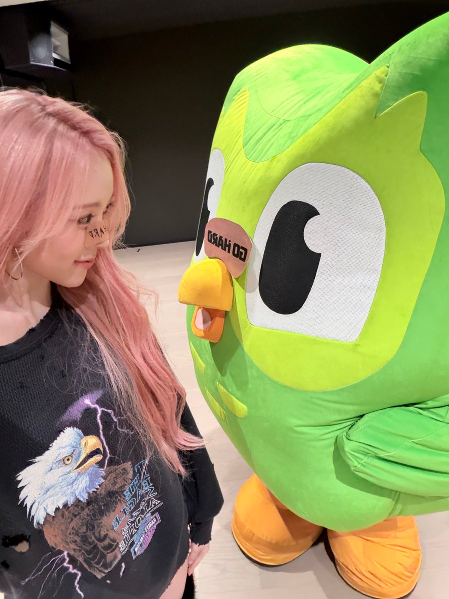 MEOVV_talk's tweet photo. [🩷] 

PAWMPAWM! 듀오가 자꾸 나 따라다녀 

#NARIN #나린 
#MEOVV #미야오 https://t.co/tJFjkZnCyh
