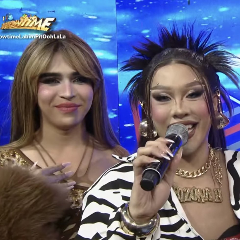 tomboyniari_'s tweet photo. viñas deluxe and arizona brandy on it's showtime!

grabeng mga face card yan oh😩 https://t.co/TuSjIs5kII