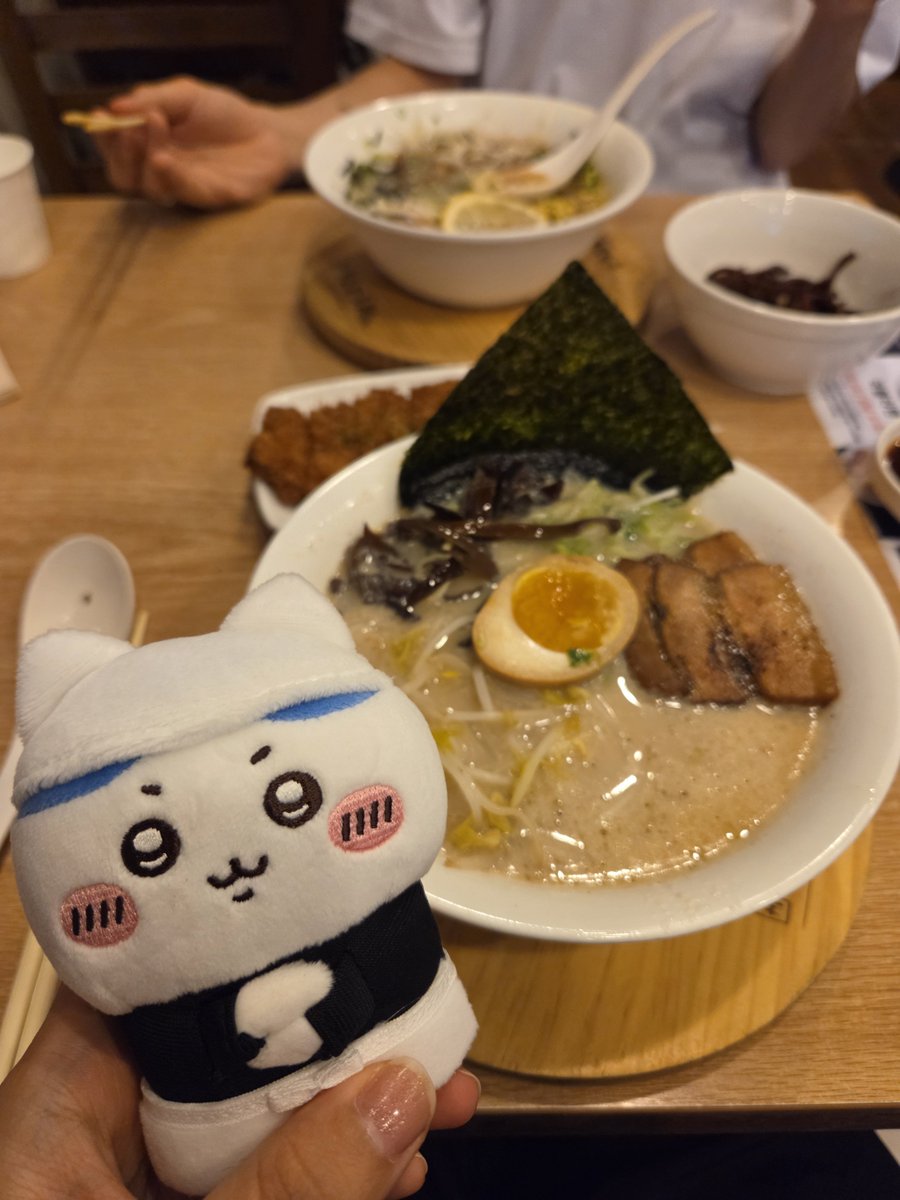 hachidochi's tweet photo. 목욜부터 다시 '일'이란 것을 하게되는데  그러니 지금은 영원히 자빠져있어야지. https://t.co/Afs8mTvdsz
