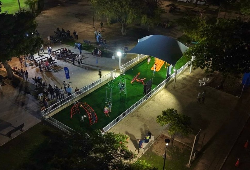 AyuntaMerida's tweet photo. 🌳🛝 ¡Más parques enchulados para Mérida! 

En Chenkú, la alcaldesa @CeciliaPatronL entregó los trabajos de rehabilitación integral del área infantil del parque, con mobiliario nuevo, internet y sistema de iluminación rehabilitado. https://t.co/F7zmUDNGm6
