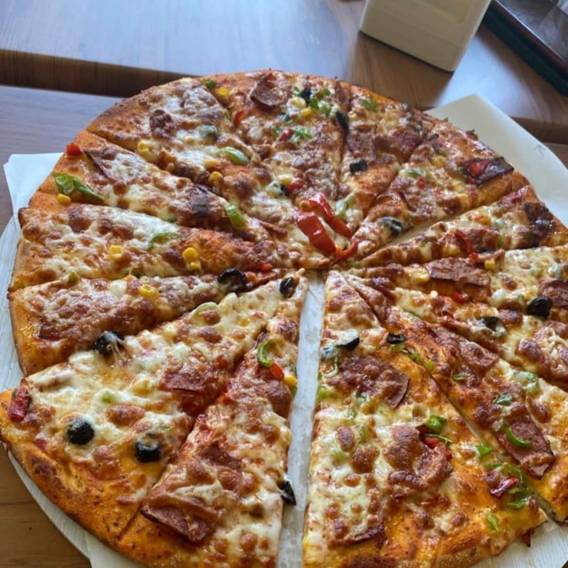 bosunatiklama's tweet photo. Ankara'da 25 yıl yaşadıktan sonra Çorum'daki köyüne dönerek pizzacı açan vatandaşın samimi dükkanı. https://t.co/RhZHTFKvTY