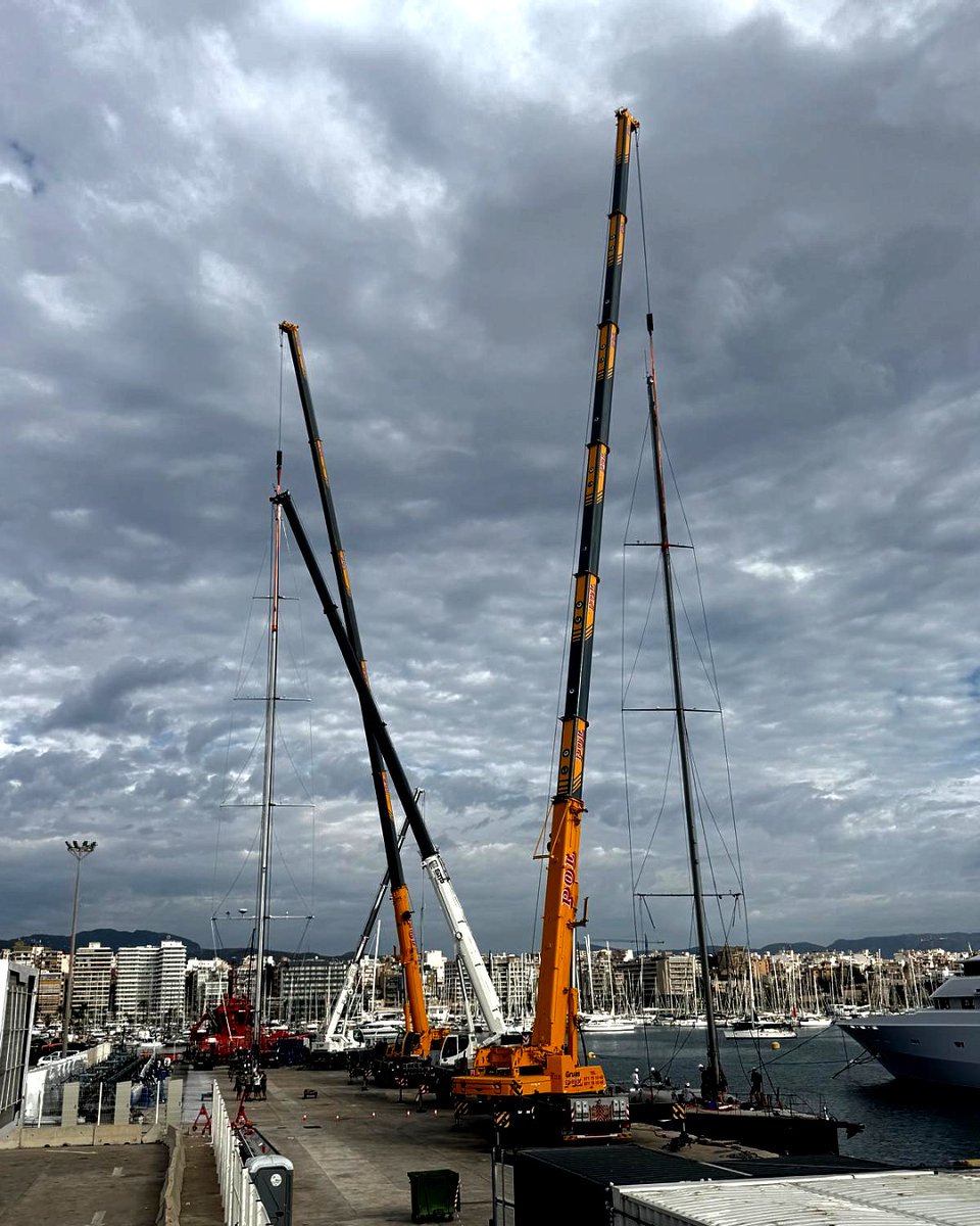 RSBRigging's tweet photo. Busy morning in the yard. Three rigs coming out at the same time, with three rigging companies and a fair bit of crane coordination going on. Quite a sight!

#RSBRigging #RigUnstep #LibertyOfLondon #SuperyachtRigging #SailingYacht #YachtRefit https://t.co/7MyvNrn8JD